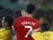 Cristiano Ronaldo disputa a bola, marcado por Gilberto Silva e Lúcio